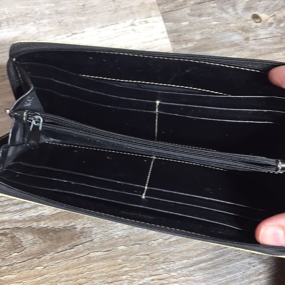 Kenneth Cole Black Patent Zip Around Wallet - Picture 4 of 6